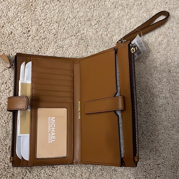 New Michael Kors wristlet - Picture 3 of 6